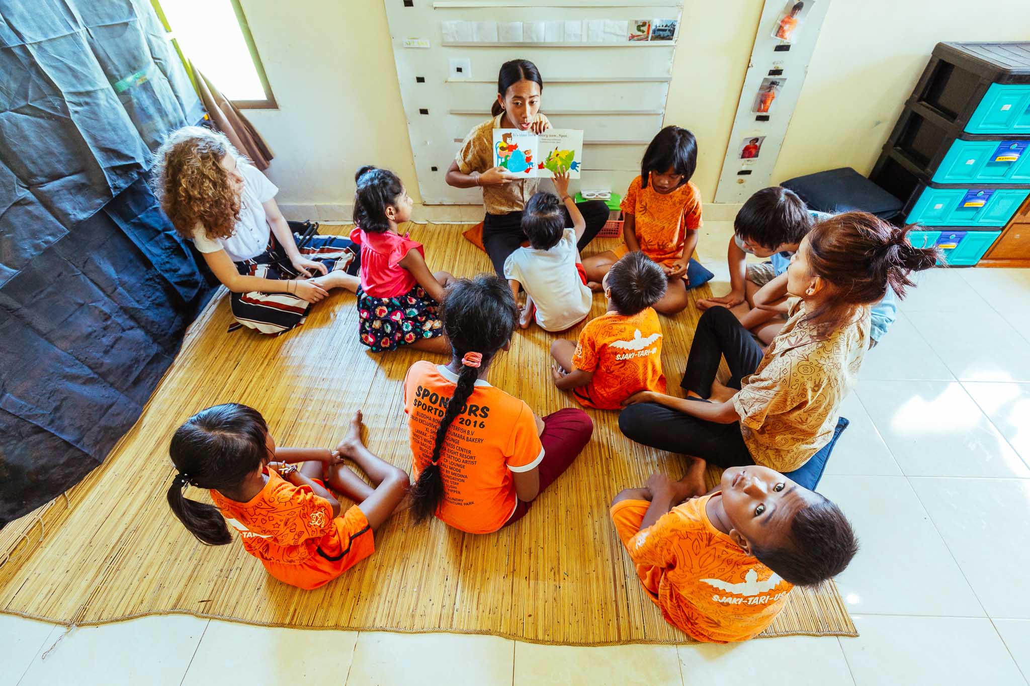 Kind in een speel-leer groep van Sjaki Singa op Bali
